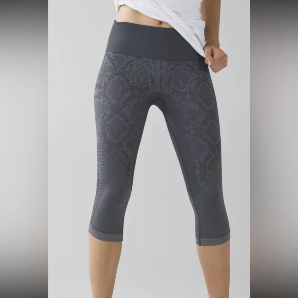 Lululemon Grey In The Flow Crop II